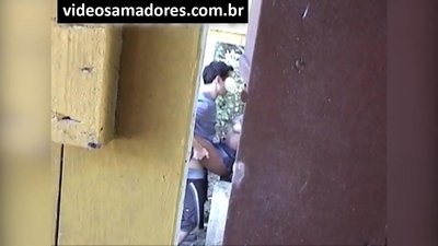 Ηδονοβλεψίας βιντεοσκοπεί νεαρό ζευγάρι να γαμιέται μέχρι να ανακαλύψει το βίντεο
