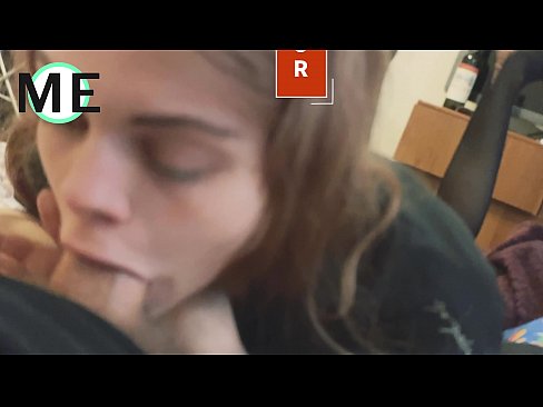 ❤️ Πούτσος στο λαιμό της, σκισμένο καλσόν και σκισμένα τακούνια ️❌ Σούπερ πορνό ️❤
