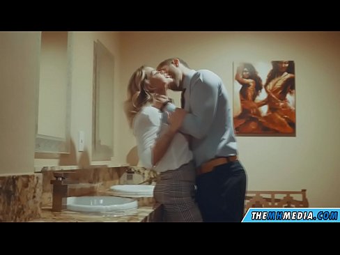 ❤️ Όταν μια πλούσια ξανθιά σε αποπλανεί σε μια δημόσια τουαλέτα ️❌ Σούπερ πορνό ️❤